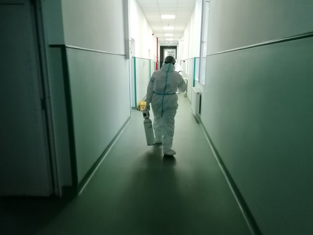 Am stat o zi în secţia COVID, ca să nu stai şi tu. Am vorbit nu cu medicii, ci cu infirmierele și asistenții, iar furia și frustrarea lor sunt imense