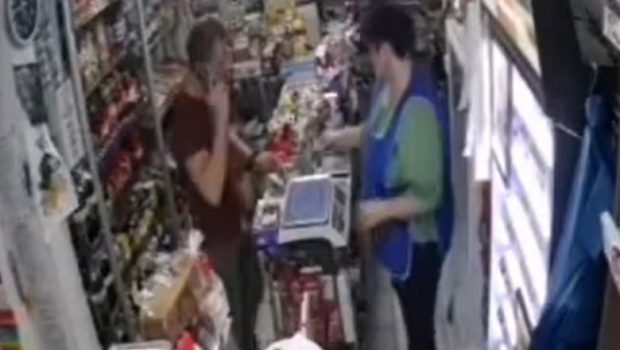 Un tânăr a încercat să plătească cu o bancnotă de 500 de lei trasă la xerox, într-un magazin din Galați. Ce a urmat