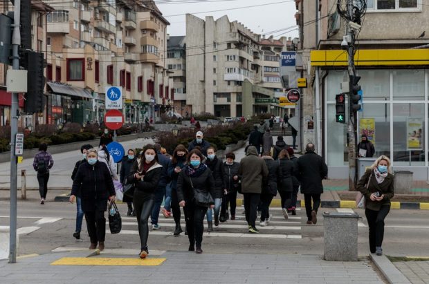 Masca de protecție devine, de luni, obligatorie peste tot. Singura excepție, anunțată de Arafat