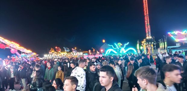 Zeci de oameni s-au înghesuit la un eveniment de la Sibiu, oraș aflat în scenariul roșu. Reacția organizatorilor