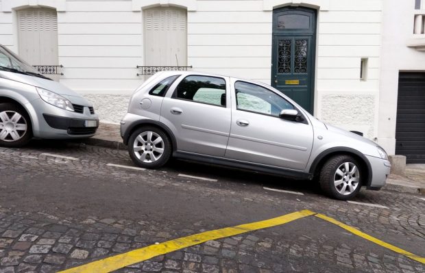 Cum să parchezi în siguranță pe un drum în pantă sau în rampă?