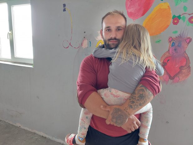 Povara de pe umerii Larei. Cum a ajuns Primăria Cluj-Napoca să dea în judecată o fetiță de 3 ani din Pata Rât