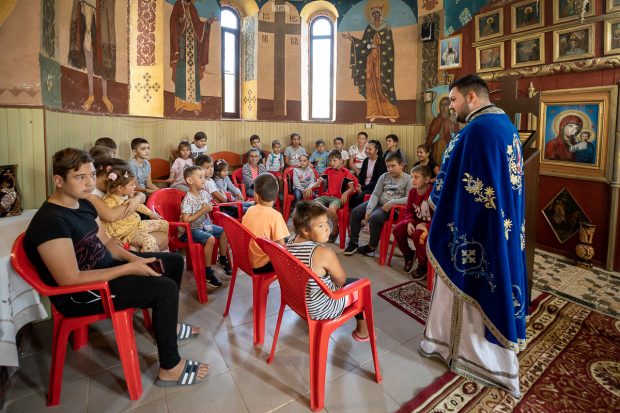Un preot de 22 de ani s-a zbătut să le ofere copiilor din sat rechizite pentru şcoală:  „Vreau să ştie că la biserică găsesc ajutor!”