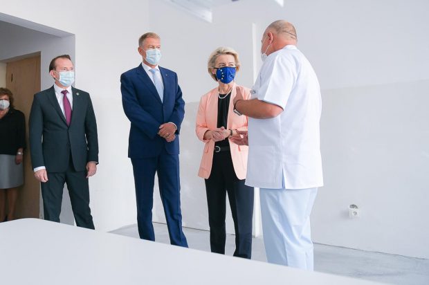 Glume pe Facebook despre priza desprinsă din salonul de spital vizitat de Ursula von der Leyen. Explicațiile consilierului lui Iohannis