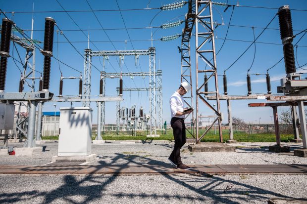 Analiză Politico: De ce este atât de scumpă electricitatea în Europa?