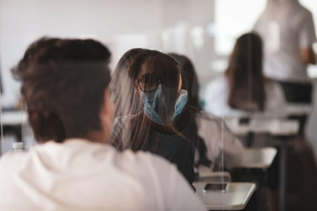 Efectele pe termen lung ale COVID: 12% dintre elevii din Anglia au avut simptome și la câteva săptămâni de la infectare