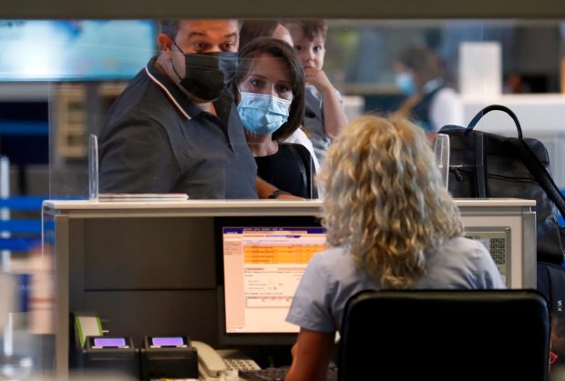 Doi spanioli cu certificate de vaccinare false, prinși pe Aeroportul Otopeni