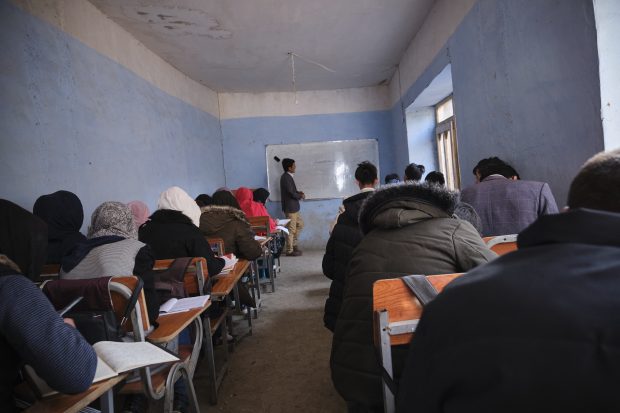 Colegiile și liceele din Afganistan s-au deschis doar pentru băieți