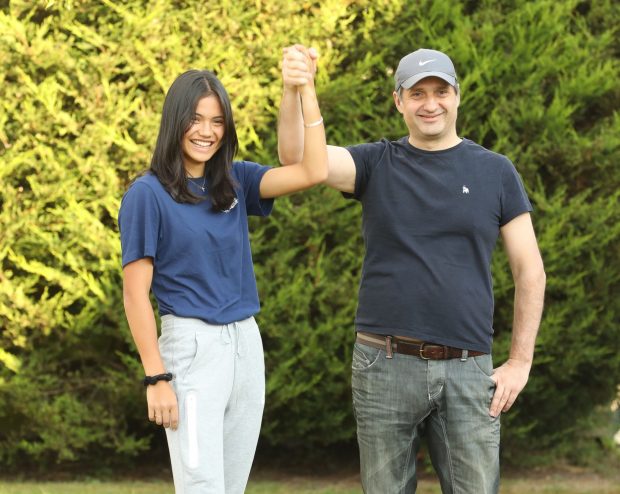 Emma Răducanu a revenit în Anglia. Cum a fost primită campioana de familie
