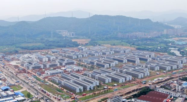 Megacomplexul ridicat de China pentru  străinii care vin în țară. A costat cât Arena Națională, dar e de 40 de ori mai mare. Mesele vor fi livrate de roboți