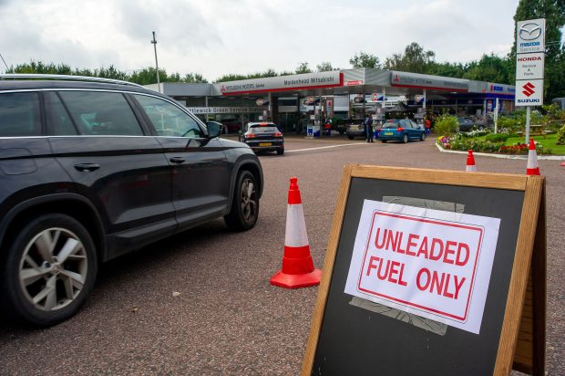 Aproape o treime din benzinăriile grupului BP din Marea Britanie, fără carburanţi, în urma panicii automobiliștilor