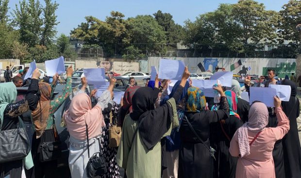 Protestul unor tinere afgane care își revendicau dreptul la educație, oprit cu focuri de armă de talibani