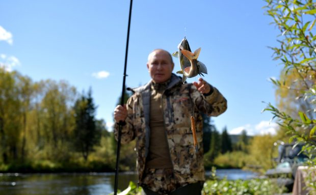 Kremlinul marchează ieșirea lui Putin din carantină cu poze cu acesta la pescuit