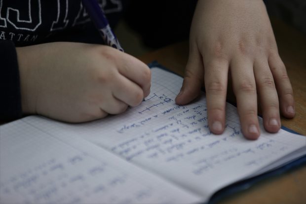 Ce spun 100 de elevi despre câte teme primesc pentru acasă. „De când am intrat la liceu, nu mai am timp să mă ocup de ceea ce-mi place”