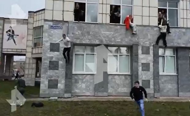 Atac armat la o universitate din Rusia, soldat cu cel puțin 5 morți. Imagini șocante cu studenții care sar pe geam ca să se salveze