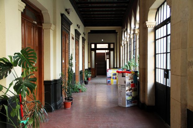 Profesorul în lenjerie intimă de la Şcoala Centrală revine la catedră. Anchetele disciplinare promise de ministrul educaţiei „nu s-au putut derula”