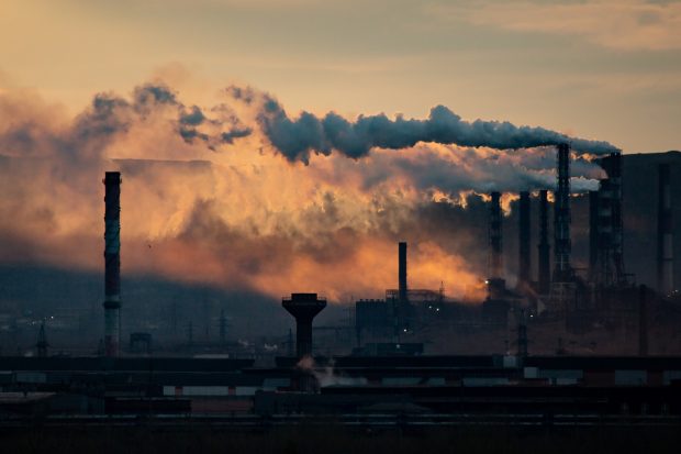 Cum justifică marii furnizori din România scumpirea energiei electrice. Problema certificatelor CO2
