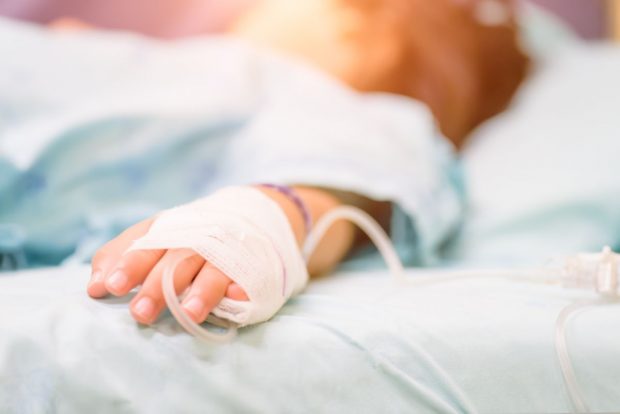 Mama fetiţei de 2 ani care a decedat după ce s-ar fi înecat şi concubinul acesteia, reţinuţi de poliţiştii din Iași