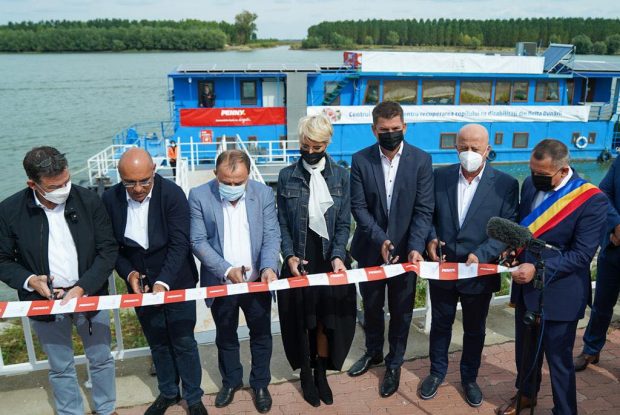 Inaugurarea unui centru pentru copiii cu dizabilități la Tulcea. 7 persoane, printre care Raluca Turcan, au tăiat panglica