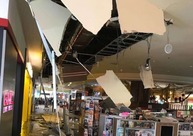 O bucată din tavanul fals de la Iulius Mall din Cluj-Napoca s-a prăbușit. Care a fost cauza