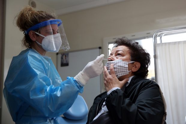 Angajaţii din domeniul sănătăţii publice din Grecia care nu se vaccinează până la data de 31 martie vor fi concediaţi