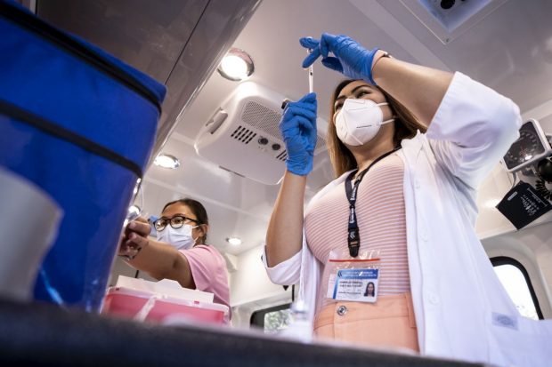 Angajaţii publici din New York, obligaţi să se vaccineze anti-COVID. Cei care se imunizează vor primi 500 de dolari
