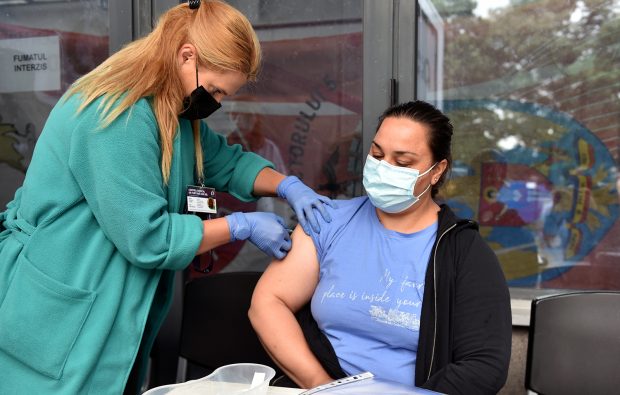 Cu două treimi de populaţie nevaccinată, la coada Europei, România dă de marţi liber la doza 3. Cât de necesară şi etică este o astfel de măsură