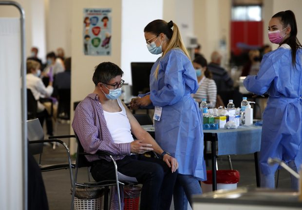 Slovenia impune vaccinarea obligatorie pentru toți angajaţii din sectorul public