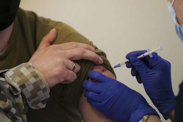Letonia introduce vaccinarea obligatorie anti-COVID a angajaților din învățământ