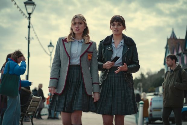 INTERVIU. Mesajul actorilor unuia dintre cele mai populare seriale de pe Netflix pentru tinerii din România: „Nu fiți rușinați de cine sunteți sau de cum arătați”