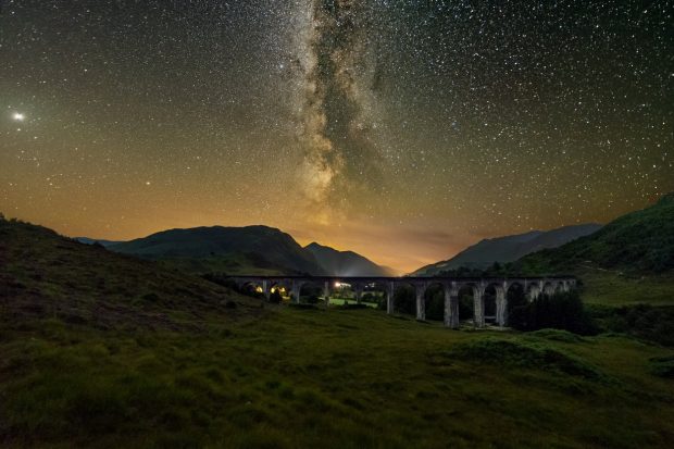 Fotografie spectaculoasă cu Calea Lactee, surprinsă deasupra unui viaduct din Scoția, celebru din filmele cu Harry Potter