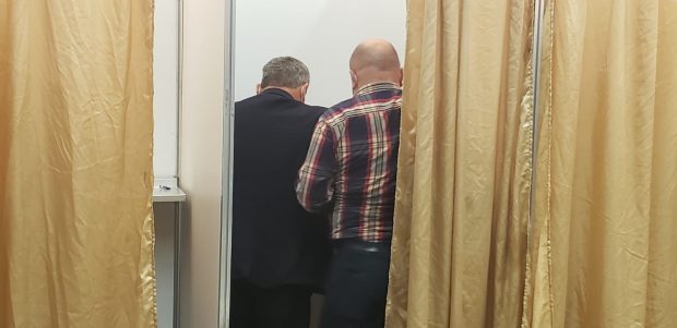 FOTO. Probleme la votul pentru congresul PNL: câte doi în cabină, unii delegați și-au fotografiat opțiunea