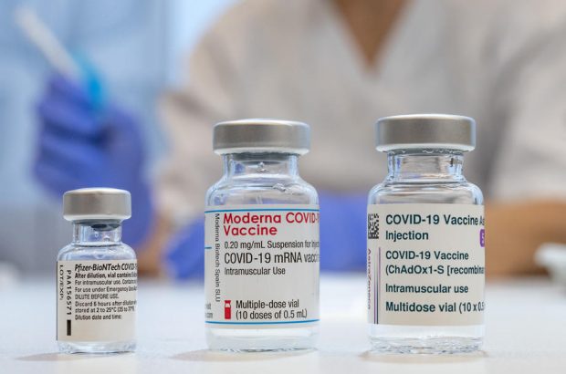 Vaccinații cu AstraZeneca pot face rapelul cu un ser ARN mesager fără recomandare medicală