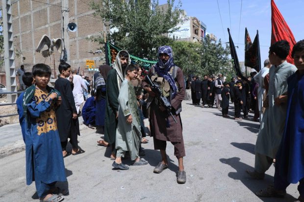 Talibanii au ucis patru presupuşi răpitori şi le-au atârnat corpurile în public
