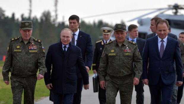 Zeci de persoane din anturajul lui Putin, confirmate cu COVID. Președintele rus s-a autoizolat