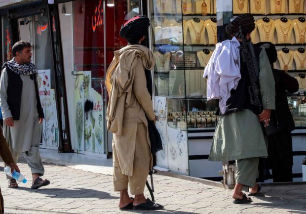 Viața în Afganistan, la o lună de când conduc talibanii. Transportatorii se bucură că nu mai dau șpăgi, femeile trăiesc cu frica