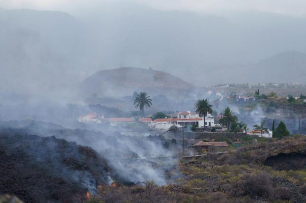 Filmare spectaculoasă cu drona: momentul în care lava vulcanului din La Palma înghite o piscină