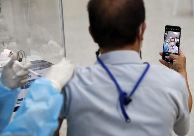 Sunt persoanele vaccinate la fel de contagioase precum cele nevaccinate? Medic: „Nimic nu poate fi mai fals”
