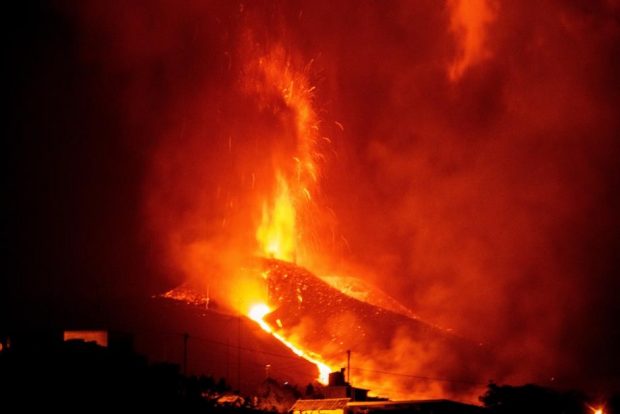 Aeroportul local a fost închis, iar numărul persoanelor evacuate a ajuns la 6.000, după ce erupția vulcanului din Canare s-a intensificat