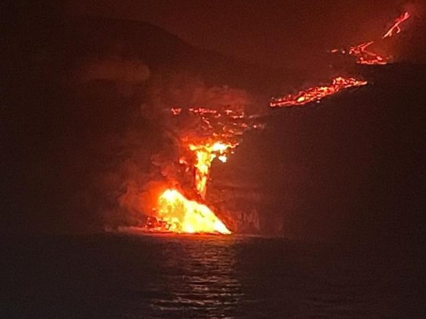 Lava vulcanului din La Palma a ajuns la ocean. Experții se tem de gazele toxice care pot otrăvi aerul