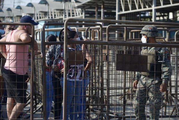 Măcel într-o închisoare din Ecuador: Cel puţin 116 oameni au murit, după o revoltă a bandelor de deținuți