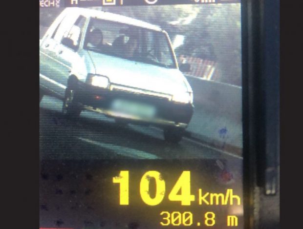 Şoferul unui Tico, prins de poliţiştii prahoveni conducând fără permis şi  cu 104km/ h