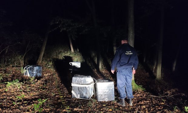 6.000 de pachete de țigări, confiscate la Darabani. Polițiștii au tras focuri de armă pentru a opri traficanții