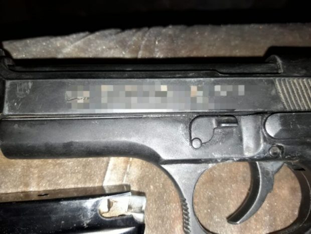 Bărbat reţinut de polițiști, după ce a ameninţat cu pistolul o tânără, pe o stradă din Băileşti