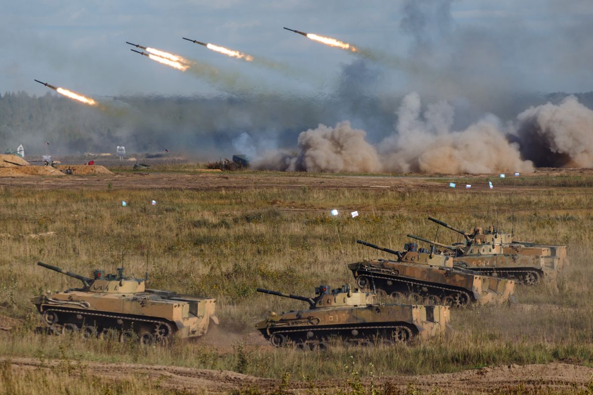 Ce mesaj transmit manevrele militare masive ale Moscovei, supervizate de Putin chiar înainte de alegerile parlamentare din Rusia