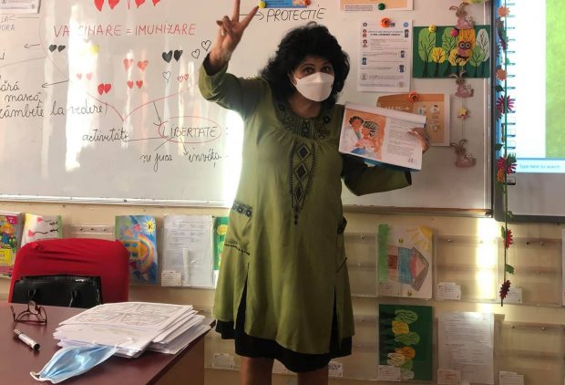 O învățătoare a fost făcută „criminală“ și a primit amenințări cu moartea după ce a făcut o lecție despre vaccinare: „Știu unde stai, găsim școala!”