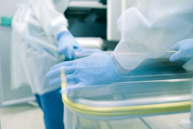 A murit de COVID, dar nu are cine să-i ia trupul de la morgă, pentru că toată familia lui e infectată