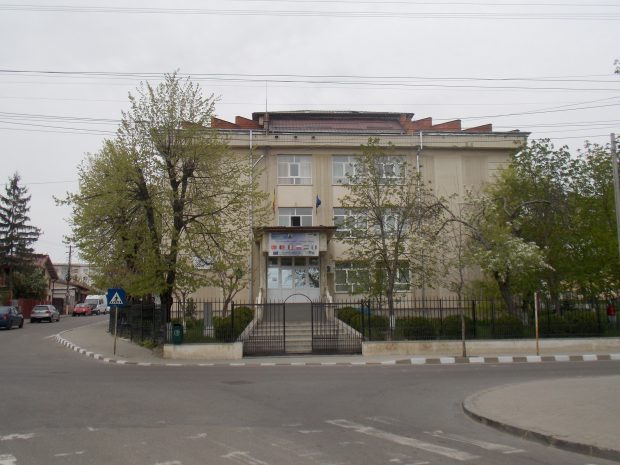 Elev lovit cu pumnul în cap de profesor, într-o școală din Huși. Reclamat, dascălul și-a cerut scuze