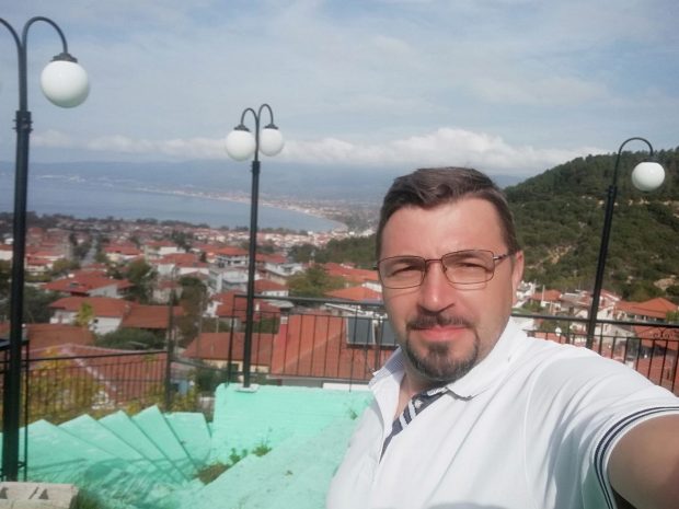 Mesajul unui preot din Vrancea: Vaccinul este singura variantă de a ne ocroti, uzaţi de el