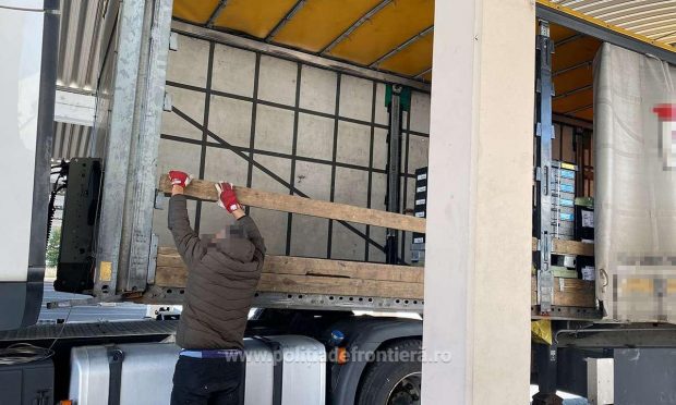 Peste 3,3 tone de tutun neprelucrat ascunse într-un TIR încărcat cu piese auto, depistate la vamă